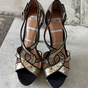 Womens size 7.5 gold and black dress shoes.